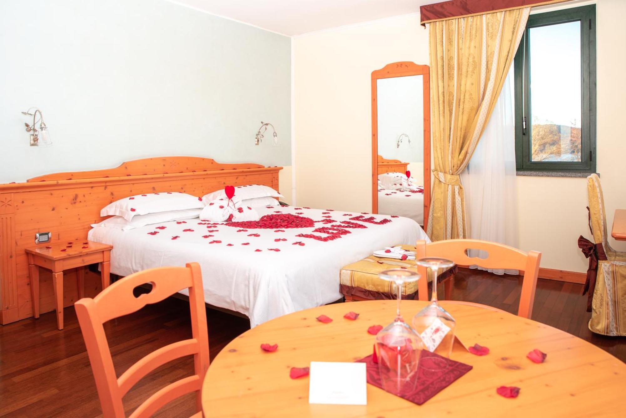 Hotel Residence Montelago Ternate  Exterior foto